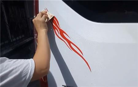 車貼的安裝方法、流程及注意事項的濕貼法