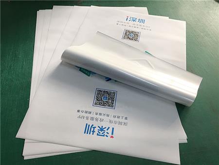室內(nèi)外背膠海報(bào)粘貼方法