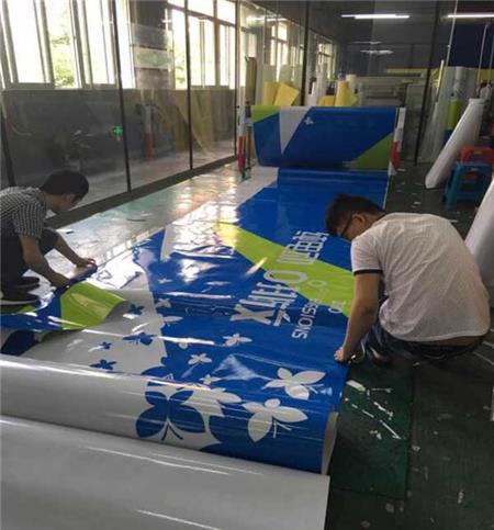 廣告制作工藝現(xiàn)場車身貼制作.jpg