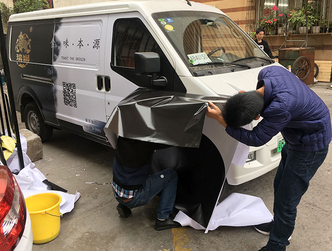 黑膠車貼和白膠車貼哪個(gè)好撕